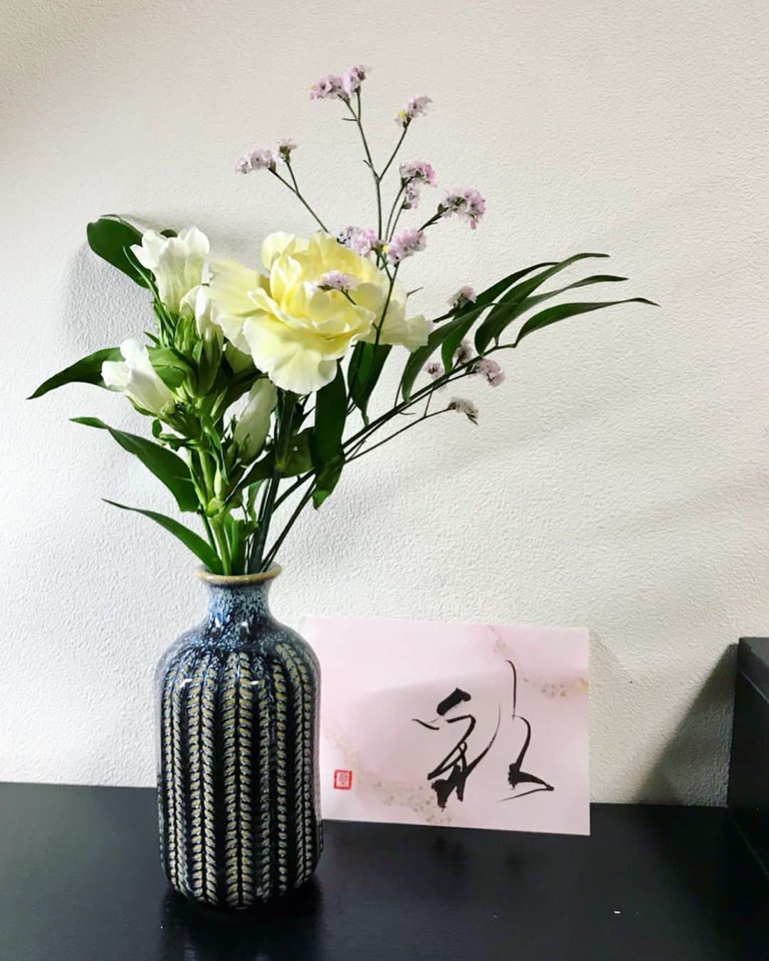鈴木暁昇のインスタグラム：「* ◆お花×彩◆ * たまには趣向を変えてお花💐とデザイン書道のコラボです。3割増しで作品が引き立ちます。 * Occasionally, this is an image of a collaboration between flowers and design calligraphy.  Flowers make the space pleasant. ***** ***** ***** ***** ***** ***** ***** ***** 綺麗なお花💐です。 * 元々お花💐は好きなことは好きでしたが、先日の展覧会で花束💐を頂いてから、改めてお花💐ってなんて素敵なんだろうと思い始めました。 * 男子でお花💐が好きてちょっと恥ずかしい気持ちも以前はありましたが、まぁもはや恥ずかしがる歳でもないかと。 * そんな折に、＠bloomeelife  様から公式アンバサダーとしての依頼がきました。 * こちらのお花💐は ＠bloomeelife　様のお花💐の定期便で届いたもので、お花💐のある暮らしを体験させていただきました。 * 半信半疑でアンバサダーをお引き受けしたのが正直な気持ちでしたが、お花💐のプロにおまかせで、ポストにお花が届くシステムで開封時、かなりワクワクしたのは事実です。 * 暑い時期のポスト投稿になるため、お花💐が心配でしたが、パカっと開いてみると、とっても元気💪なお花が出てきました。枯れない工夫もしっかりされていました。 * お花💐があるだけで、その空間も、気持ちも、パッと明るくなります。即興で書いた〔彩〕も引き立って見えるのも楽しいです。 * フォロワー様用に✨初回無料クーポン✨も発行していただきました。是非この機会に、お花💐のある暮らしを体験してみてはいかがでしょうか。女性は勿論、私のように独身男性にもおすすめです。 * ◆クーポンコード：NATU299 ◆有効期限：2019年10月31日 * お花💐ってよいなぁと感じていただけると思います。 * #何回も💐の絵文字使いました * @bloomeelife 公式アンバサダー #bloomeelife  #花のある生活　＃花が好き * #書道 #鈴木曉昇 #和 #本当に良いと思う #友人に褒められた #calligraphy #筆文字 #artistic #beautiful #chinesecalligraphy #墨 #sumi #japan #手書き #美文字 #手書きツイート #オリンピック #Olympic #japaneseculture #日本」