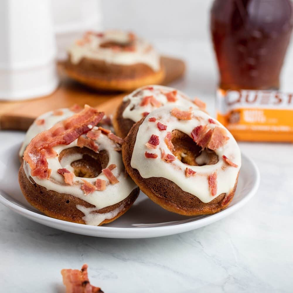 questnutritionさんのインスタグラム写真 - (questnutritionInstagram)「🍩🍁 Maple Bacon Protein Doughnuts 🍁🍩 • 👉 FULL RECIPE LINK IN BIO (swipe left to 2nd card) 👈 • Per serving: 5g protein, 11g carb, 16g fat. (5g net carbs) carbs) #OnaQuest #QuestNutrition #Questify」8月24日 5時25分 - questnutrition