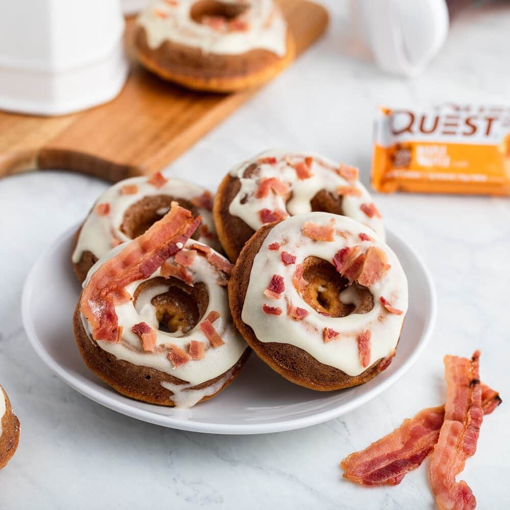 questnutritionさんのインスタグラム写真 - (questnutritionInstagram)「🍩🍁 Maple Bacon Protein Doughnuts 🍁🍩 • 👉 FULL RECIPE LINK IN BIO (swipe left to 2nd card) 👈 • Per serving: 5g protein, 11g carb, 16g fat. (5g net carbs) carbs) #OnaQuest #QuestNutrition #Questify」8月24日 5時25分 - questnutrition