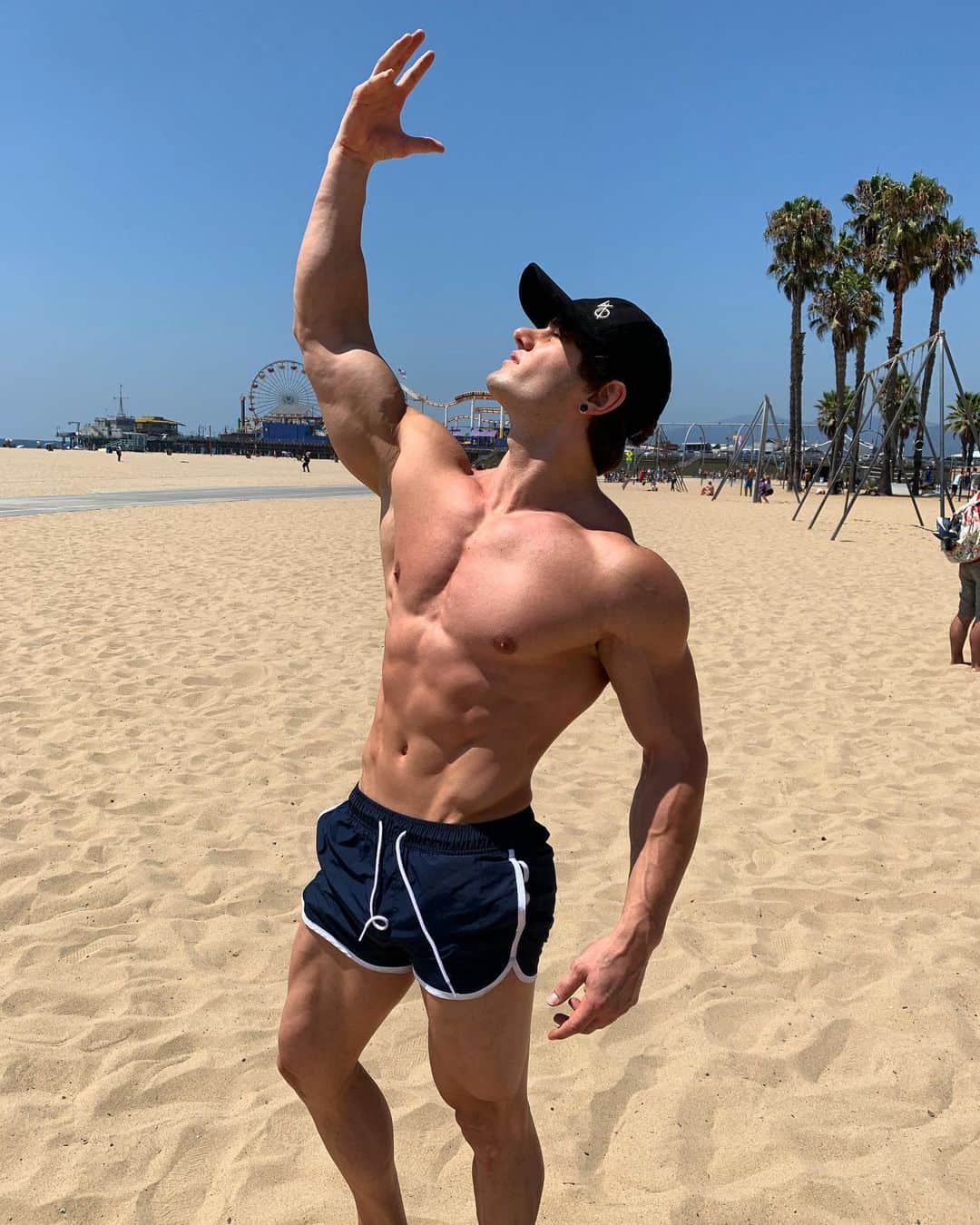 Jeff Seidさんのインスタグラム写真 - (Jeff SeidInstagram)「Chilling at Muscle Beach atm. Feeling a bit cheeky today. What do you wanna see me film?? 😜」8月24日 5時42分 - jeff_seid