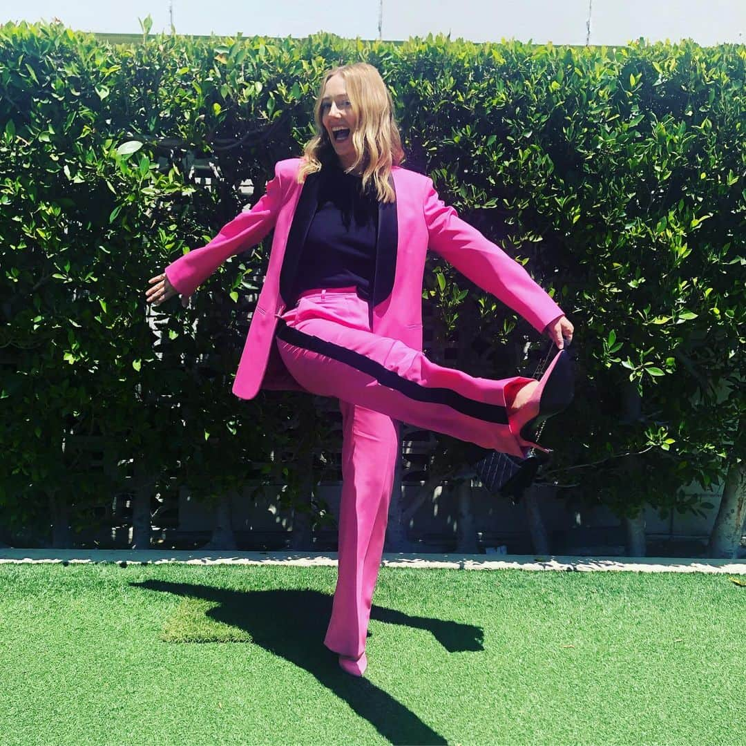 ジュディ・グリアさんのインスタグラム写真 - (ジュディ・グリアInstagram)「🌸👛👚💅🏻🧠 I can’t find a flamingo. These things are pink, like my kick ass suit. #suitup @calvinklein Press for @shokidding」8月24日 5時55分 - missjudygreer