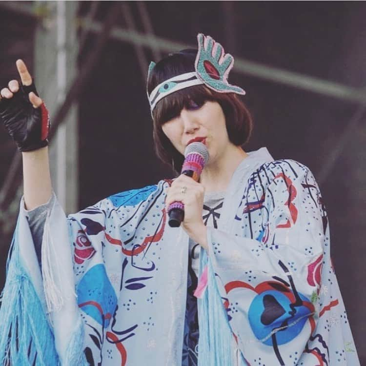 Karen Oさんのインスタグラム写真 - (Karen OInstagram)「❤️ this  By @bone____________  My head def was in the clouds for this show this spring @christianjoycostumes  #yyy @coronacapitalgdl @yeahyeahyeahs 💥💥💥」8月24日 6時02分 - ko