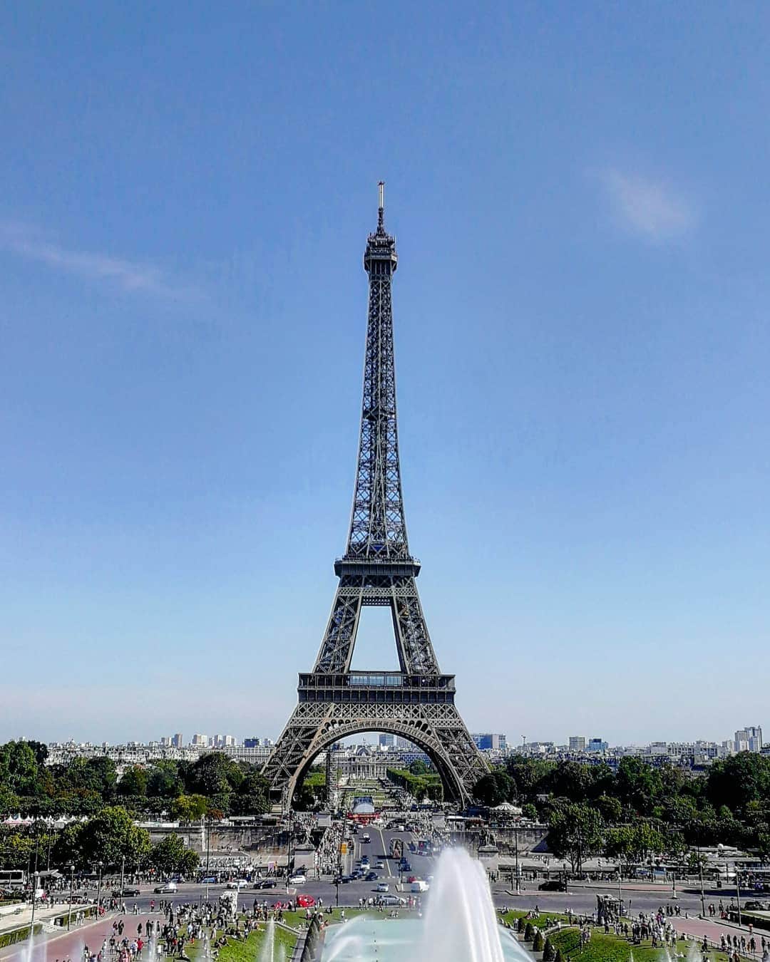 のインスタグラム：「先週に引き続き、5度目のパリ🇫🇷 終わったと思った夏が帰って来た😍🍾 長袖失敗〜🤣 #effieltower #latoureiffel #エッフェル塔 #paris #パリ #パリ旅行 #france #フランス #フランス旅行 #laduree #ラデュレ #champagne #シャンパン #海外旅行好きな人と繋がりたい #海外旅行 #海外生活 #海外暮らし #旅女 #旅スタグラム #旅したくなるフォト #travelphotography」