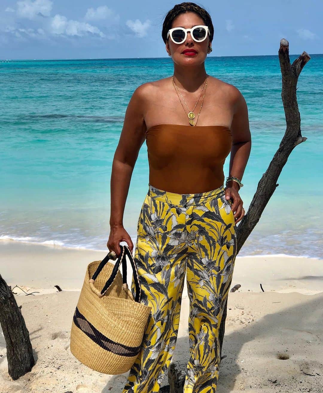 レイチェルロイさんのインスタグラム写真 - (レイチェルロイInstagram)「Holding on to the last bit of Summer 🌞. Like mother, like daughter - RR & Tallulah in the Carla pre-fall trouser #VacationStyle #RachelRoy #TallulahDash #MotherDaughterStyle #MaldivesIslands #IntercontinentalMaldives #IntercontinentalLife」8月24日 6時14分 - rachel_roy