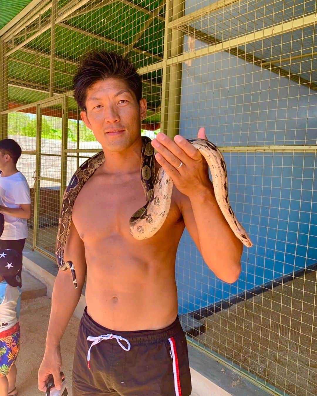 渡部太基のインスタグラム：「. 亀の島だけど🐍 #deluangsariturtlefarm #bali #baliindonesia #蛇 #🐍」