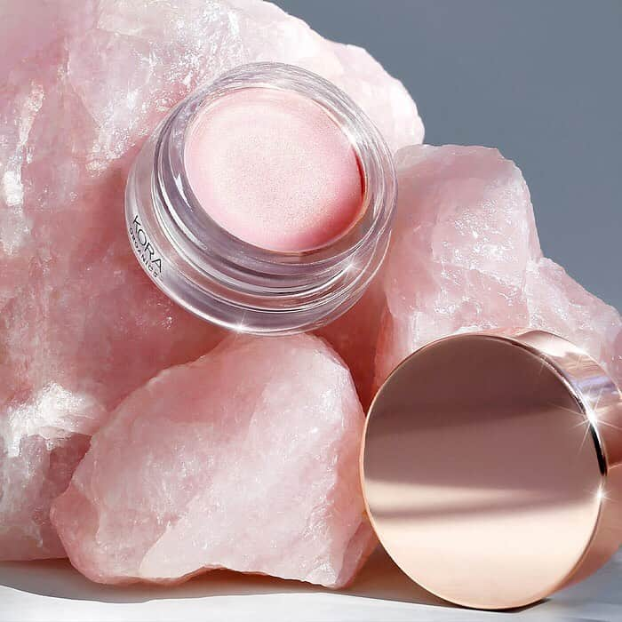 KORA Organicsさんのインスタグラム写真 - (KORA OrganicsInstagram)「@aqirazlah is loving our organic Rose Quartz Luminizer. 💖 For a soft pink highlight, 🦋 apply the luminizers to the high points of your face for a bright and beautiful glow. ✨ #KORAOrganics #NoniGlow #MindBodySkin」8月24日 6時17分 - koraorganics