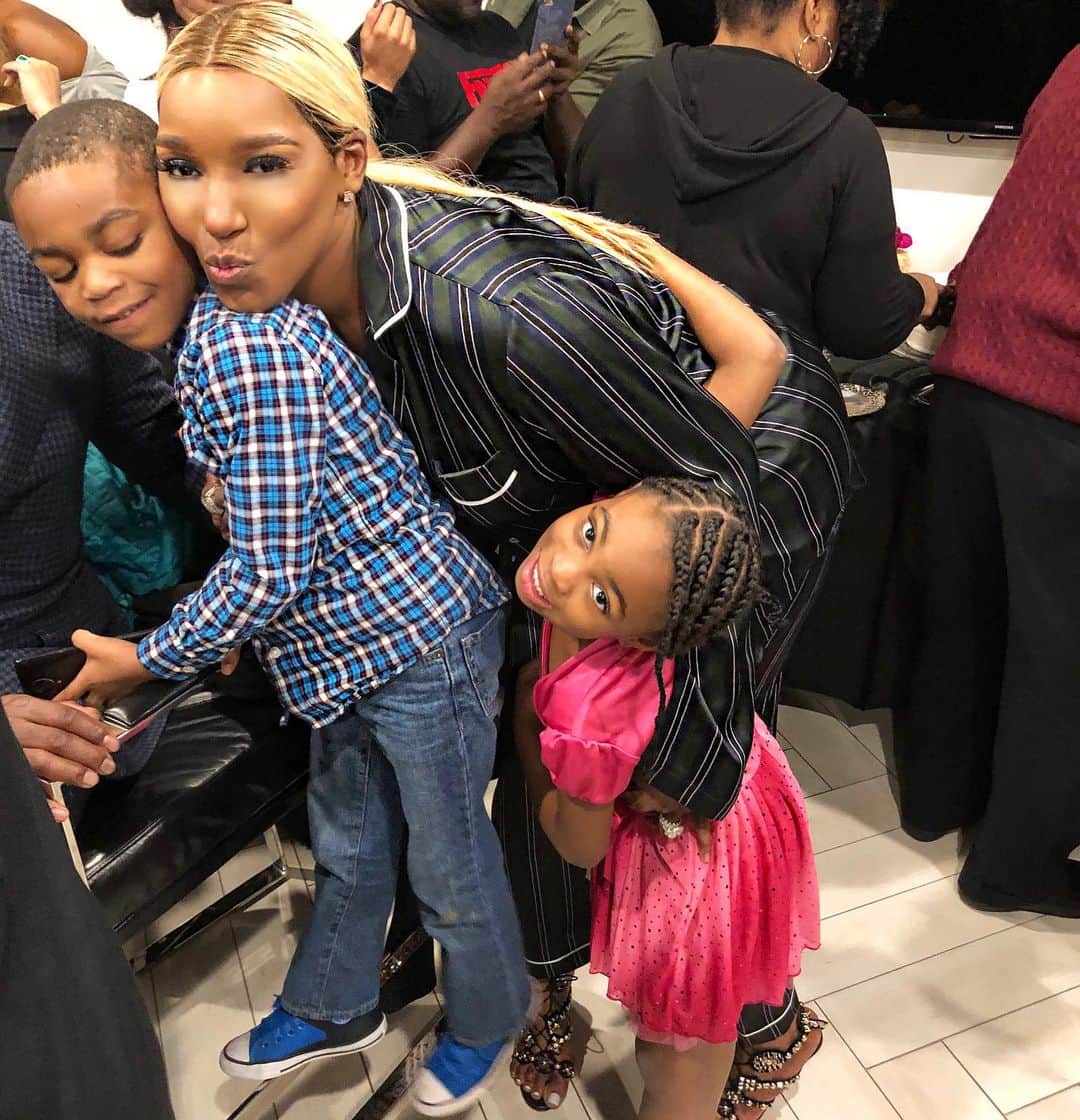 ネネ・リークスのインスタグラム：「Anddddddd my babies are off to 1st and 2nd grade #glamma #lovemybabies #BriBri #Brayden Photograher: @marlohampton」