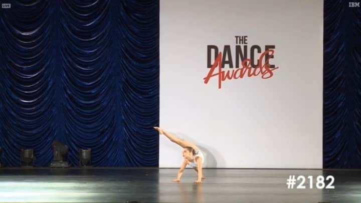 のインスタグラム：「This tree comes in all four seasons. Winter, summer, fall, and... disco!! @drseuss | “The Girl Who Whispered To Flowers” | dancer: @alexis_tinydancer moves: me」