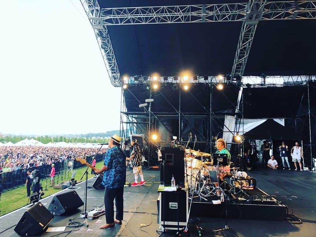 Kuboty のインスタグラム：「ワイルドバンチ2019 モンパチのサポートギターで参加させていただきました🎸﻿ ﻿ 歌に必死なおれと、それを暖かく見守るレンジチーム🍊﻿ ﻿ 逆サイには保護者の眼差しで見守るナヲさん、だいすけさん👯‍♀️ ﻿ ﻿ サポートライブ3本目、大好きな仲間たちとイキのいいお客さんたちに囲まれて気持ちよくギターを鳴らすことができました、ありがとうございます🙏﻿ ﻿ #wildbunch ﻿ #mongol800」