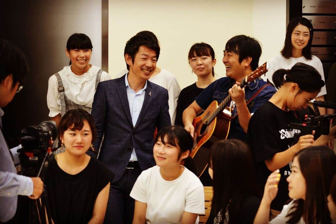 清水健さんのインスタグラム写真 - (清水健Instagram)「【#看護学生 と】 みんな素敵な笑顔でした！  ほんと、最高です。 一緒に創りあげる。  2019年9月28日、 #ピンクリボン イベント。  ドキドキしてきました。  ピンクリボンの歌、 みんなでレコーディング。  #清水健 #白井大輔 #愼英順  #宝塚市立看護専門学校 。  #今村光志 #屋富祖茜  #大阪スクールオブミュージック専門学校  皆様にありがとうございます。  看護学生と贈る 9月28日#ピンクリボン イベント #伊丹アイフォニックホール  詳しくは清水健オフィシャルHP  #清水健講演会 ／出演依頼等は、 清水健オフィシャルホームページ #112日間のママ #シミケン」8月24日 12時14分 - shimizuken.official