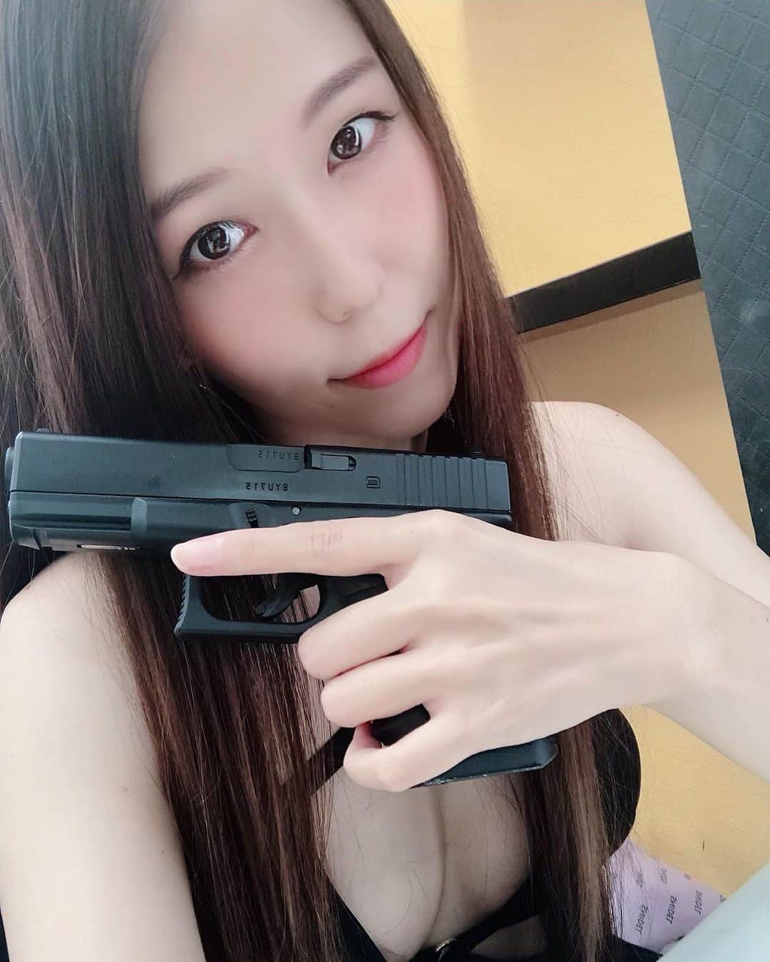のインスタグラム：「撮影会にハンドガン持って行ってみました✨﻿ ﻿ 撮影会とかで水着✕銃やるときは﻿ ショルダーホルスターかレッグホルスターが映えるよね😊﻿ 欲しいいいい_:(´ `」 ∠):_﻿ ﻿ そして、﻿ 手元に銃があるってテンション上がる。﻿ サバゲー行きたくなる。笑﻿ ﻿ 暑さも少し落ち着いてきたし﻿ そろそろ外も快適に遊べるかなあ？🤔﻿ ﻿ ﻿ ﻿ ▢ ▣ ▢ ▣ ▢ ▣ ▢ ▣ ▢ ▣ ▢ ▣ ▢ ﻿ ﻿ 【 #撮影会 】﻿ フレッシュフォトセッション﻿ 9/14(土)﻿ 9/25(水)﻿ ﻿ 【 #OLカフェ 出社予定】﻿ 8月﻿ 24日(土) 13-18時﻿ 26日(月) 18-23時﻿ 28日(水) 18-23時﻿ 31日(土) 13-18時﻿ ﻿ ▢ ▣ ▢ ▣ ▢ ▣ ▢ ▣ ▢ ▣ ▢ ▣ ▢ ﻿ ﻿ ﻿ #サバゲー﻿ #サバゲーマー﻿ #サバイバルゲーム﻿ #サバゲー女子﻿ #ミリタリー﻿ #サバゲーの女王﻿ #サバゲー女優﻿ #サバ嬢﻿ #女優﻿ #秋田﻿ #モデル﻿ #MC﻿ #japanesegirl﻿ #メガネ女子﻿ #コスプレ﻿ #サバゲー装備﻿ #東京マルイ﻿ #GLOCK19﻿ #airsoft﻿ #airsoftjapan﻿ #サバゲーしたい﻿ #サバゲーマーさんと繋がりたい﻿ #写真好きな人と繋がりたい ﻿」