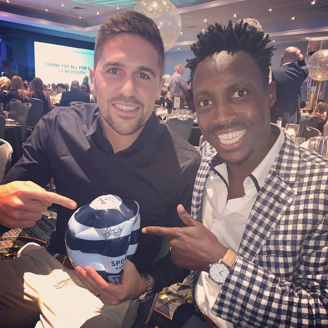アンドレウ・フォンタスのインスタグラム：「Thank you for this amazing night @victoryprojectkc !! I take home the @sportingkc ball signed by the one and only @ge7fe !! #Victorygala」