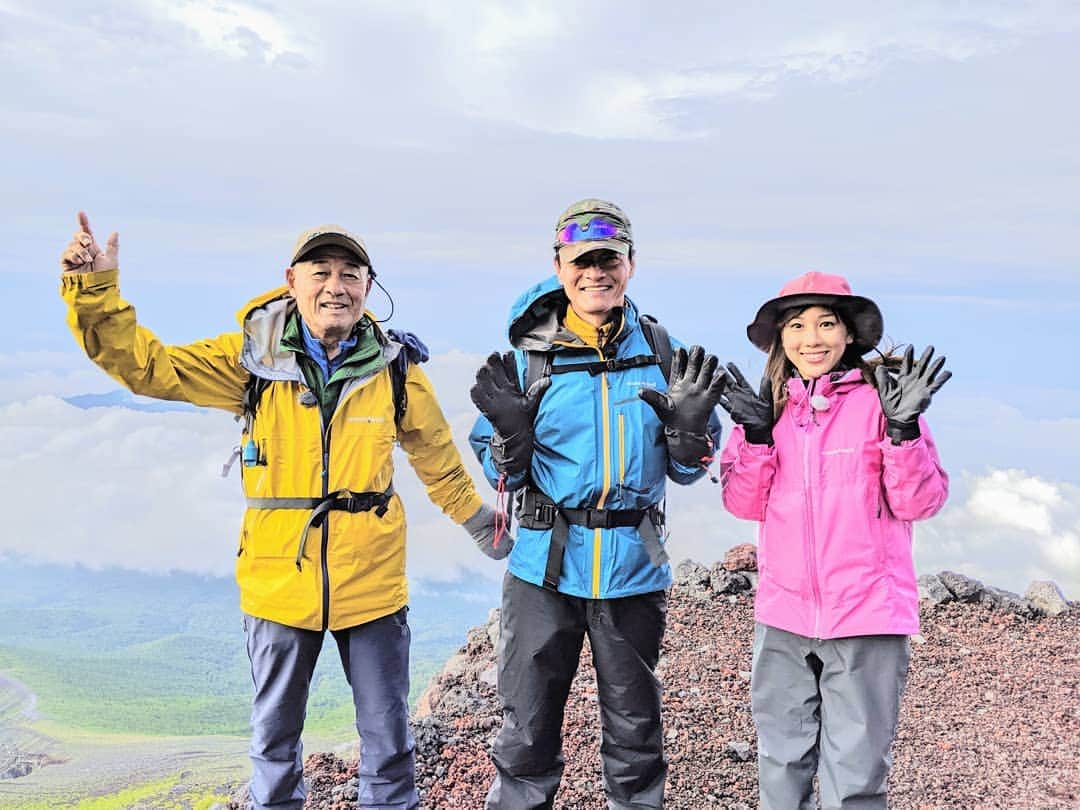 静岡朝日テレビ５chさんのインスタグラム写真 - (静岡朝日テレビ５chInstagram)「登っていますー！ このあと午前９：３０から中継です！山頂までお付き合いください！順調にいけば１２時過ぎに到着します！  #富士山#富士登山#とびっきりしずおか」8月24日 6時43分 - satv_5ch