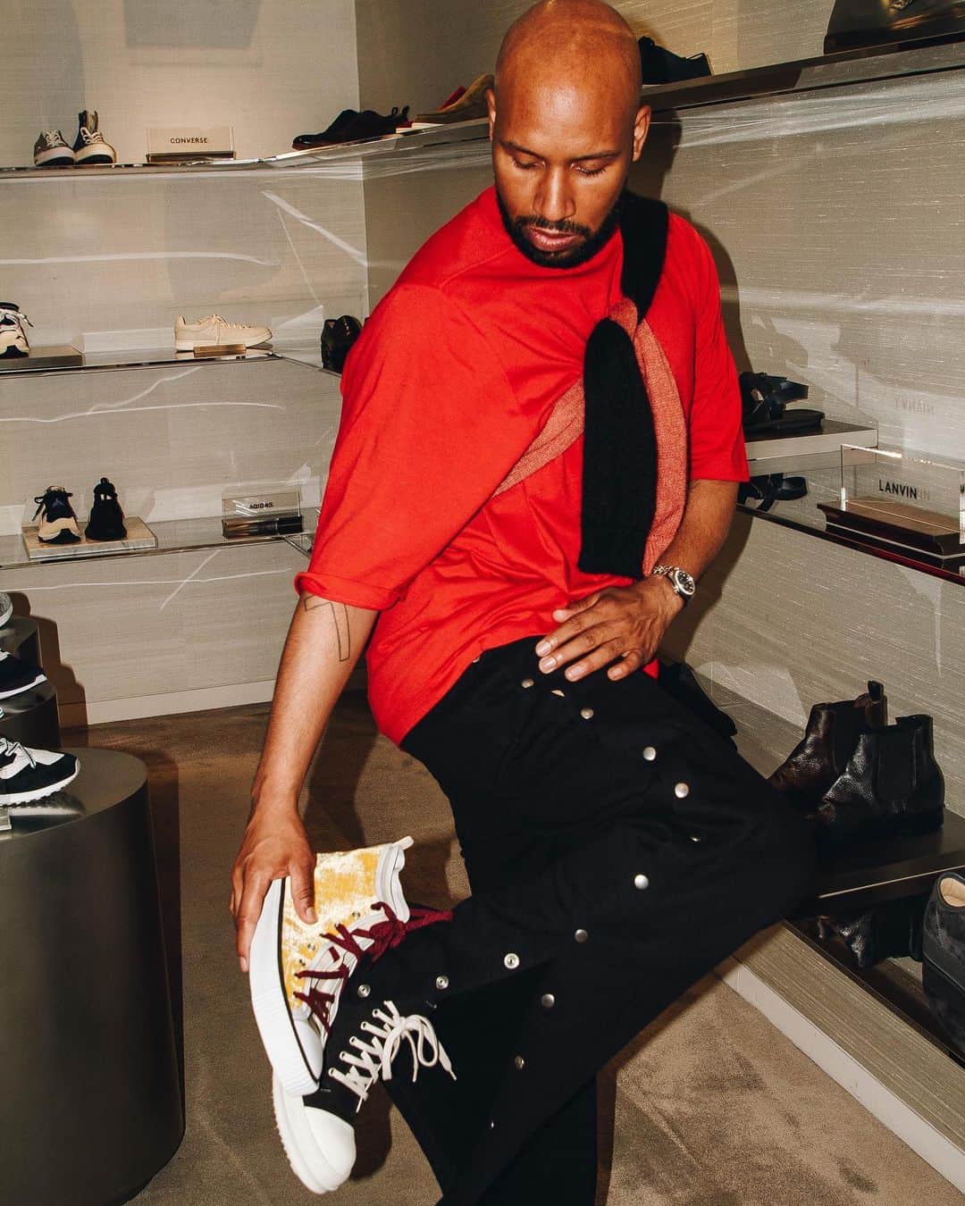 バーニーズ・ニューヨークのインスタグラム：「“My closet isn’t really a reflection of me, it’s an archive of things that I want to collect, things that I want to try." Read how celebrity stylist, @henson, went from magazine intern to men's image visionary on #TheWindow Photographed by: @tyrellhampton」