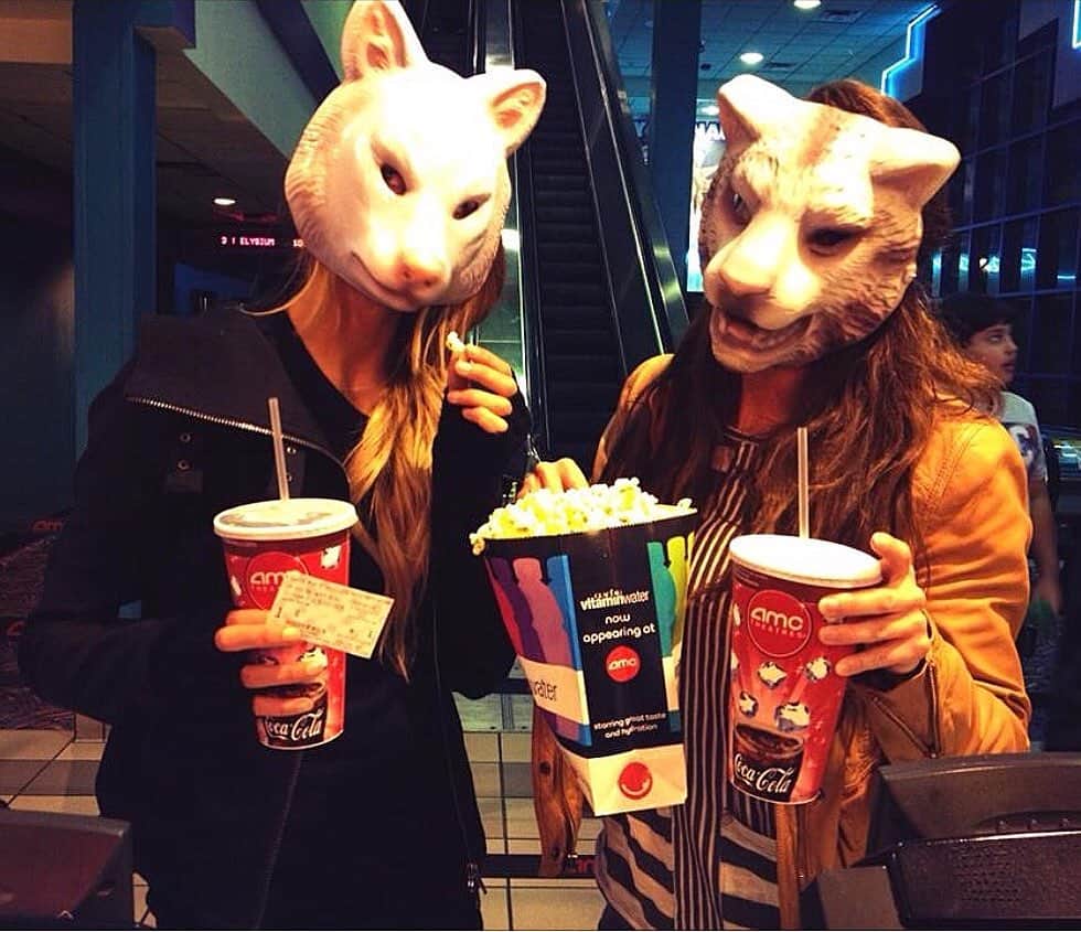 シャーニ・ヴィンソンのインスタグラム：「6 years ago today— Opening night of #YoureNext with my girl @kendraandrews 🐯 🐰 🦊」