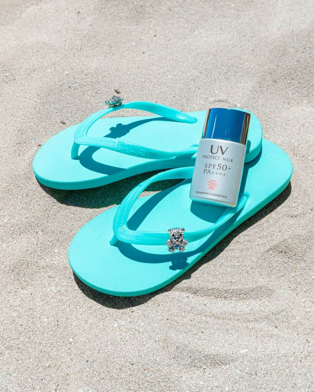 Popits Hawaiiのインスタグラム：「Always wear sandals and sunscreen🌞🌴⁠ ⁠ ⁠ #popitshawaii #ポピッツ #sandals #charms #alohastate #luckywelivehawaii #waikiki #footwear #thong #happyfeet #flipflops #slippers #ハワイ #ハワイ旅行 #ハワイ好き #ハワイ大好き #ハワイ好きな人と繋がりたい #ビーチサンダル #フラ #フラダンス #占い #chansoncosmetics #sunscreen #oahu #organic」