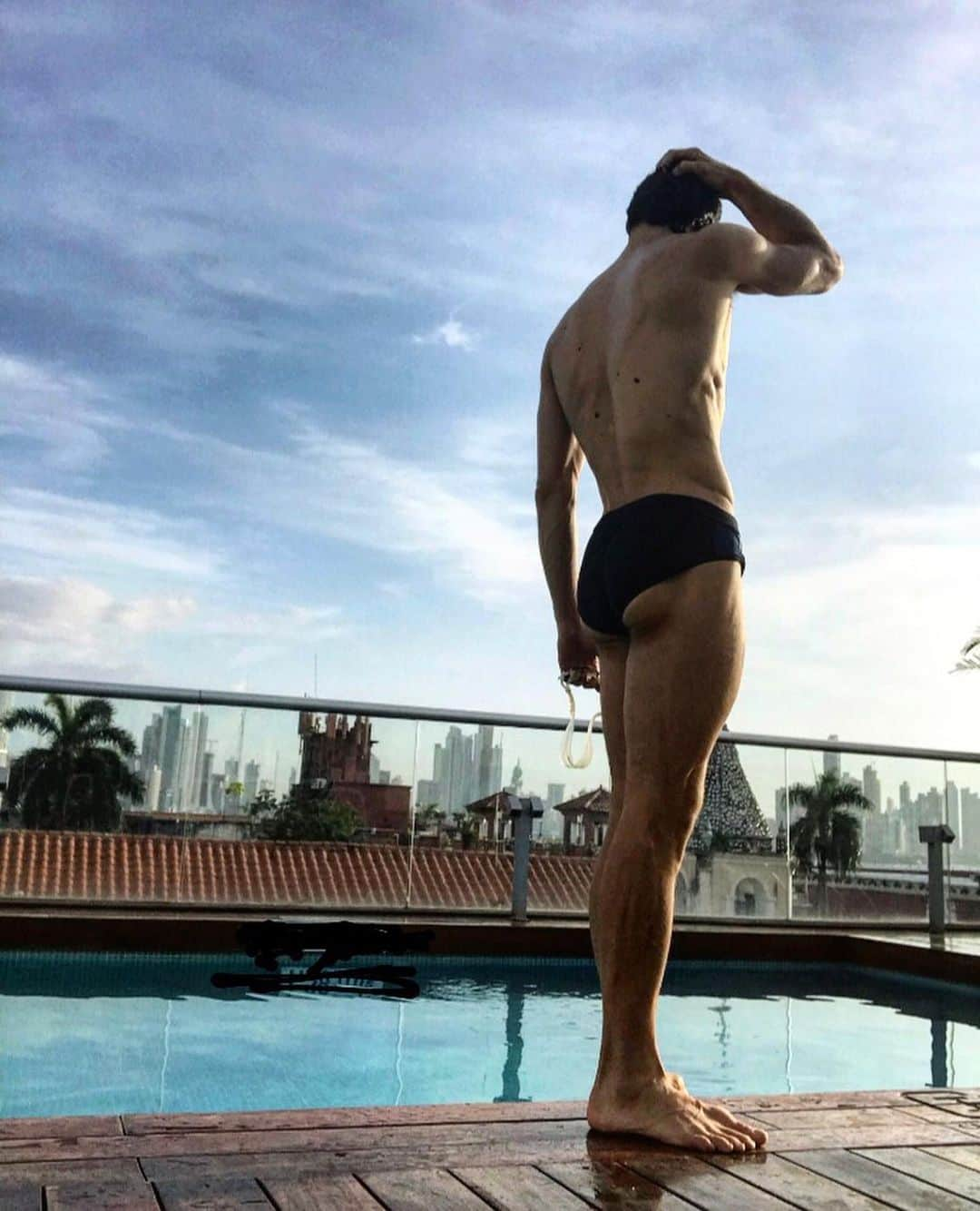 ロベルト・ボッレさんのインスタグラム写真 - (ロベルト・ボッレInstagram)「😅💪🏼 #Repost @officialrobertobolle ・・・ Daily routine. before and after training.  #pool #summer #mood 🇵🇦 #robertobolle @robertobolle」8月24日 7時04分 - robertobolle