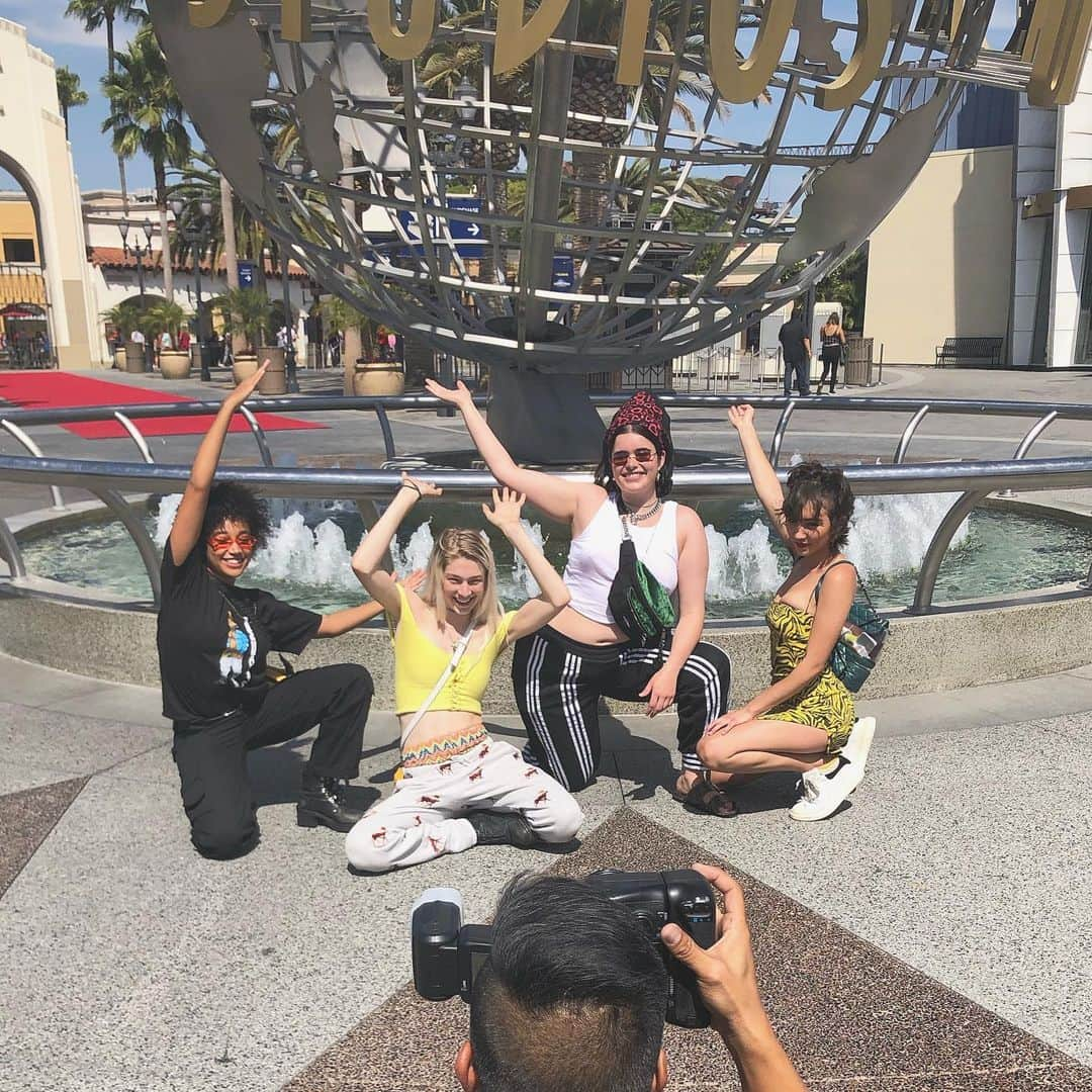 ローワン・ブランチャードさんのインスタグラム写真 - (ローワン・ブランチャードInstagram)「Thank you @unistudios for showing  us young queers how movies are made 🙏 also my first time wearing sneakers」8月24日 7時05分 - rowanblanchard