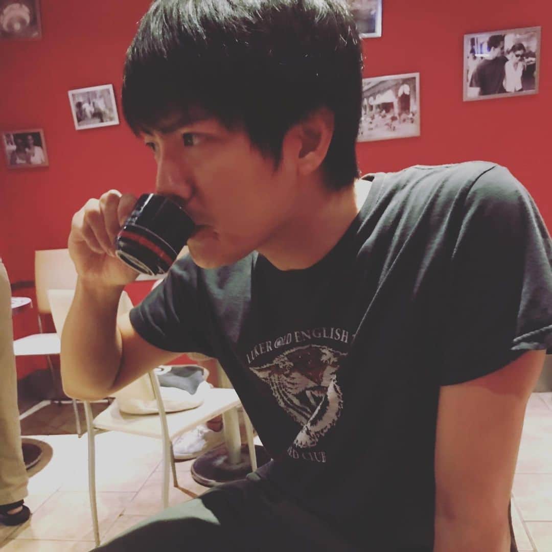 長田成哉のインスタグラム：「パソコンいじってる人の前でエスプレッソ飲んでた。 #エスプレッソ #セガフレード」