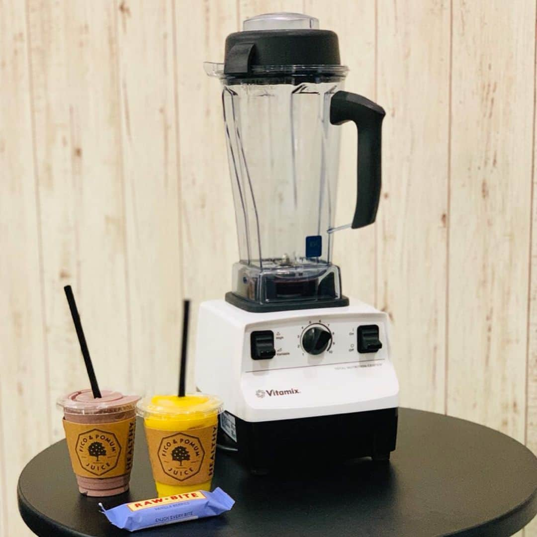 entre squareさんのインスタグラム写真 - (entre squareInstagram)「「YOGA JAPAN 2019 TOKYO SUMMER SESSION Supported by B-connect @yogajapan.jp」にVitamixが出展中！ . こちらのブースでは、FICO&POMUM（フィコアンドポムム）さんとコラボレーション！ FICO&POMUMさんは青山や東京丸ビルの2店舗お店をかまえ、果物や豆乳などを使用したスムージーやオーガニックコーヒーを提供しています。 今回は、ケールグリーン・トロピカルマンゴー・アサイーソイの3種類をご用意しています！特製スムージーを是非ご賞味あれ♡ . . #FICO&POMUM #ficoandpomum #フィコアンドポムム #vitamix_japan #vitamix #バイタミックス #ヨガ #ヨガジャパン #ヨガジャパン2019 #yoga #wholefood #healty #healthyfood #superfood #vegan #バイタミックス #スムージー #ホールフード #スーパーフード #バイタミックスアセント #Vitamix_Ascent #健康 #健康食 #家電 #調理家電 @entresquare」8月24日 7時40分 - entresquare