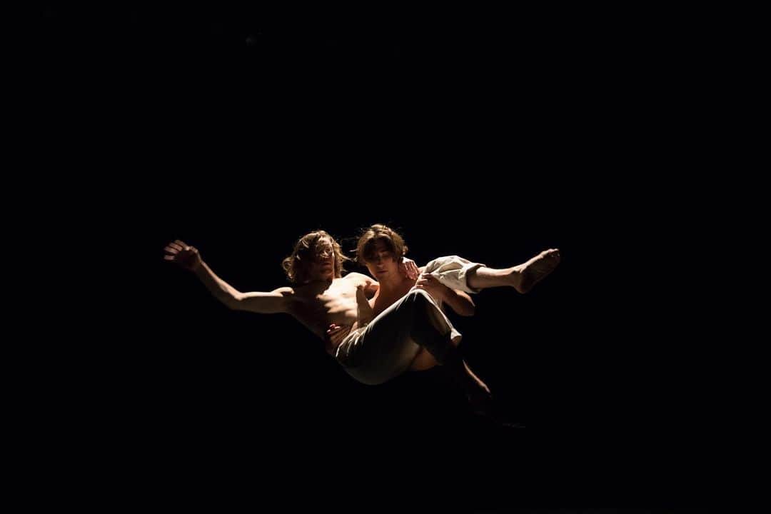 ローレン·ランドルフのインスタグラム：「@jacobjonasthecompany is a role model. Let’s encourage boys to grow up doing art and dance, instead of sending messages that this isn’t for them. #jjtcontour #jacobjonasthecompany」