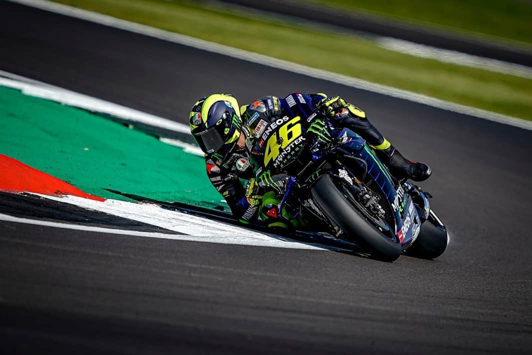 バレンティーノ・ロッシさんのインスタグラム写真 - (バレンティーノ・ロッシInstagram)「Silverstone Circuit,England  Friday,free practice 📸 @falex79 @gigisoldano @jesusrobledo Tino Martino」8月24日 7時46分 - valeyellow46