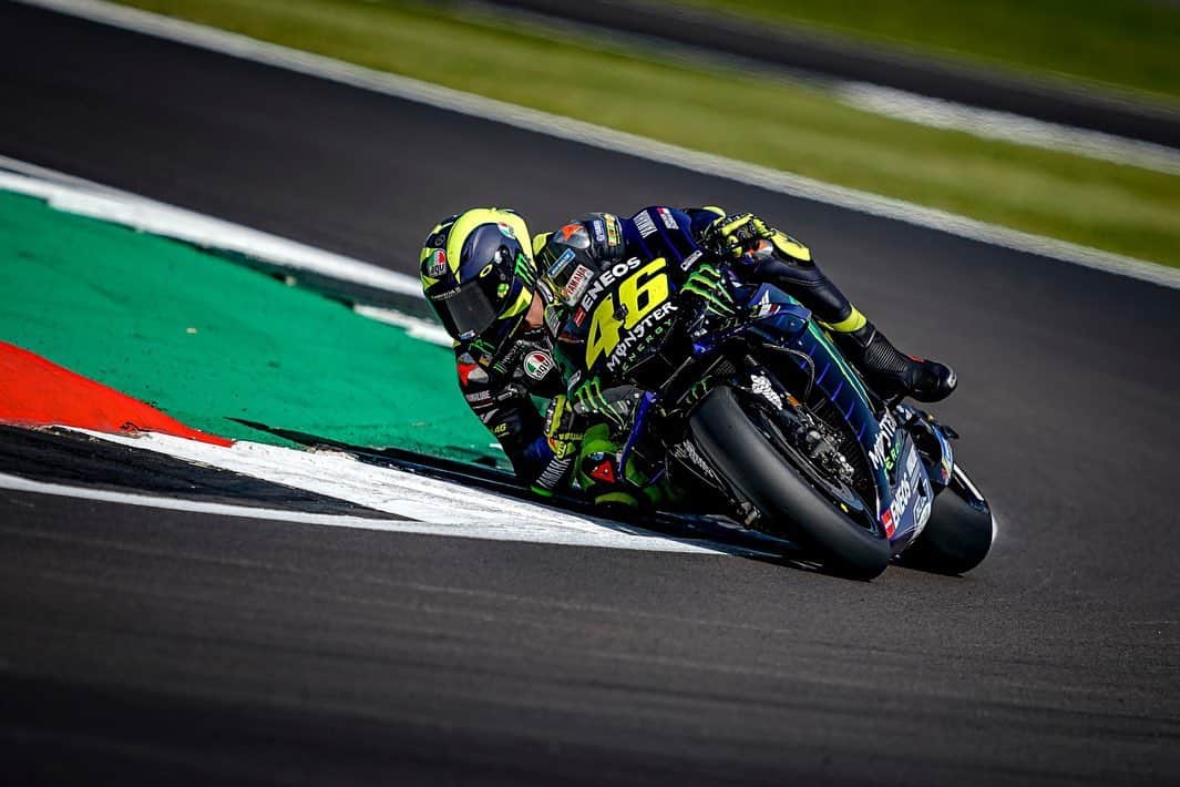 バレンティーノ・ロッシのインスタグラム：「Silverstone Circuit,England  Friday,free practice 📸 @falex79 @gigisoldano @jesusrobledo Tino Martino」