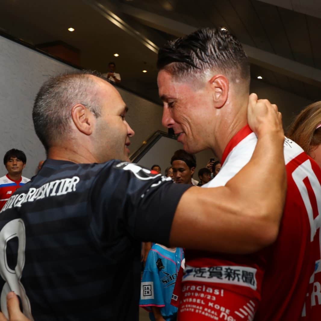 フェルナンド・トーレスのインスタグラム：「Memories from last night... FRIENDS  @andresiniesta8」