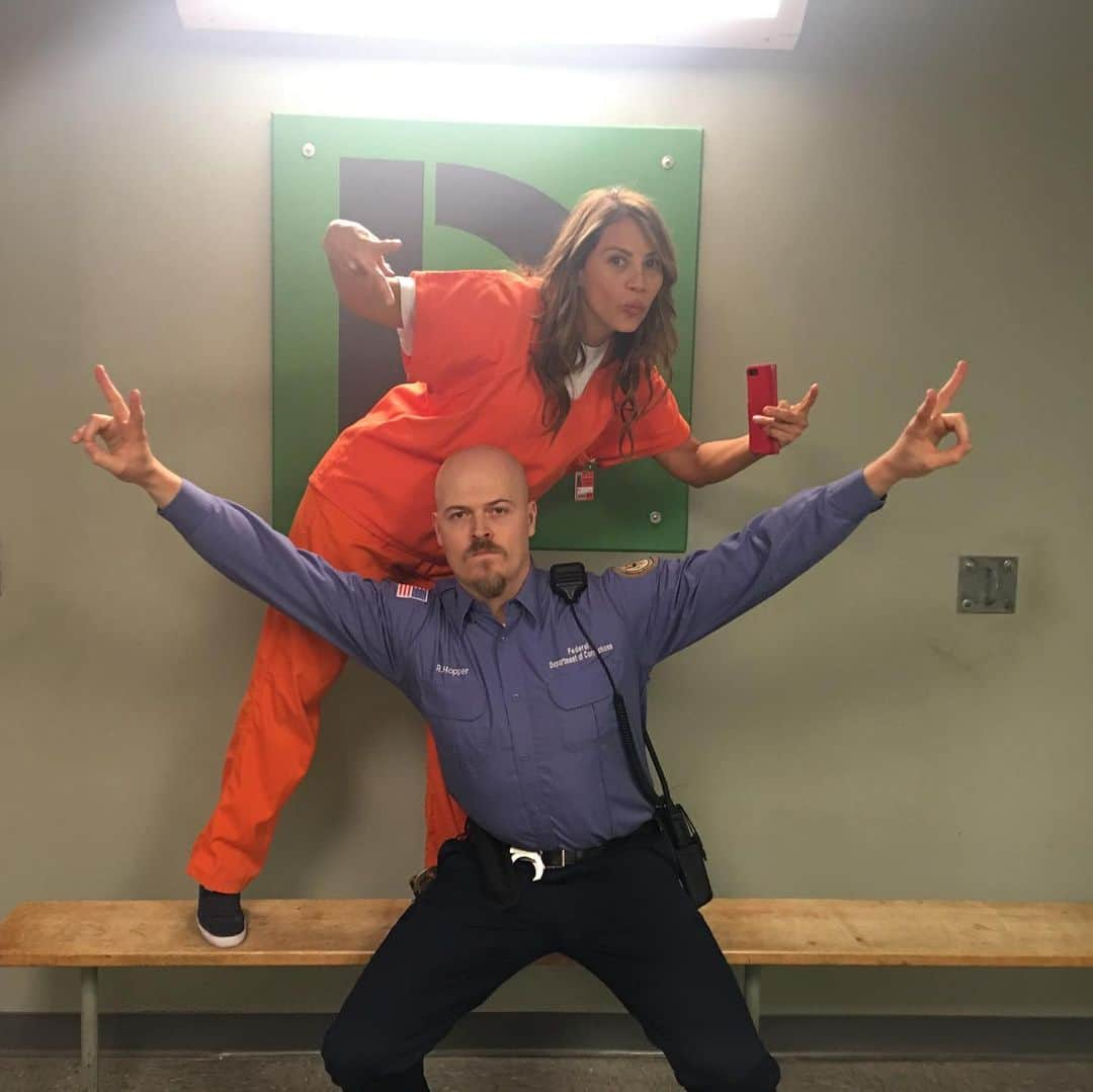 エリザベス・ロドリゲスさんのインスタグラム写真 - (エリザベス・ロドリゲスInstagram)「Some  behind the scenes season 7 out takes & shenanigans ... and SPOILERS! @oitnb #aleida #aleidadiaz  #fbf #swipeleft #bts」8月24日 7時59分 - theonlyelizabethrodriguez