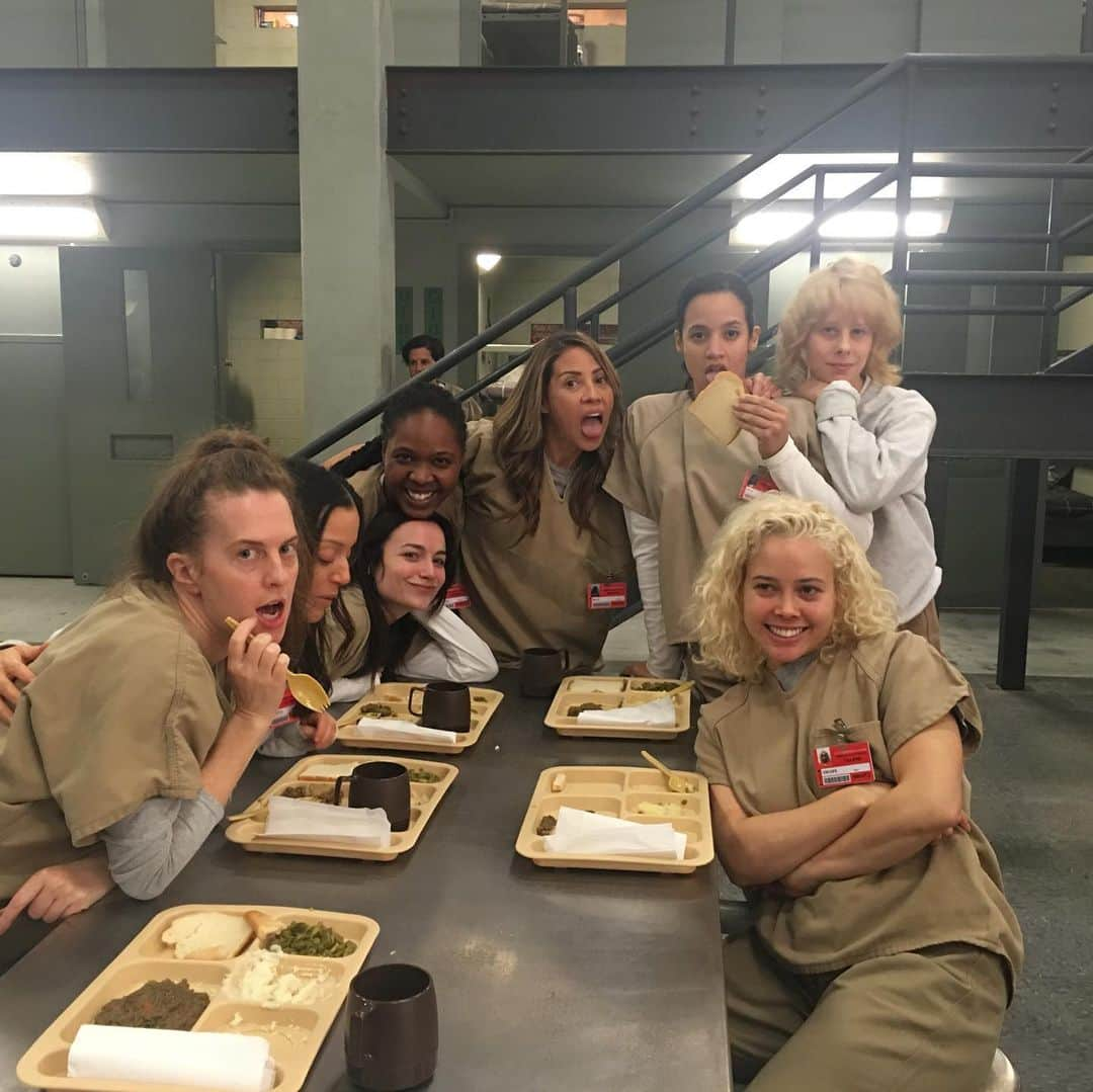 エリザベス・ロドリゲスさんのインスタグラム写真 - (エリザベス・ロドリゲスInstagram)「Some  behind the scenes season 7 out takes & shenanigans ... and SPOILERS! @oitnb #aleida #aleidadiaz  #fbf #swipeleft #bts」8月24日 7時59分 - theonlyelizabethrodriguez