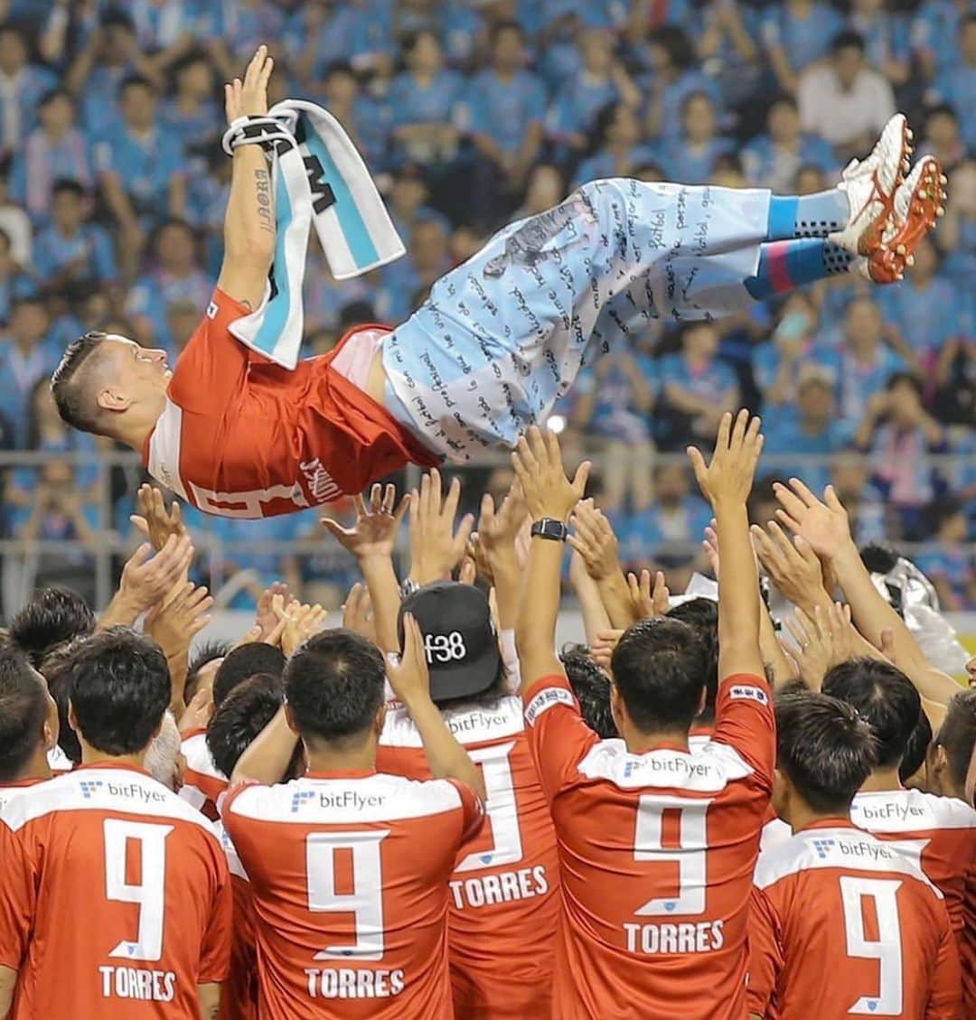 フェルナンド・トーレスのインスタグラム：「Memories from last night ... @sagantosu_official  Dream big , dream the impossible, dream even that you can fly. In life if you work hard somehow it can happens...」