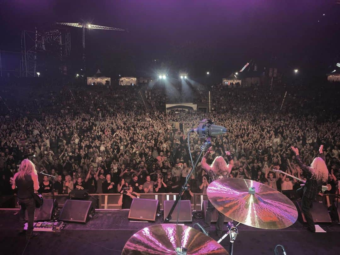 ヴィンス・ニールさんのインスタグラム写真 - (ヴィンス・ニールInstagram)「Another epic night!! It was great to be back in Vancouver!! Thanks for rocking out with us!! #pneampitheatre #concert #vancouver #vinceneil」8月24日 8時03分 - thevinceneil