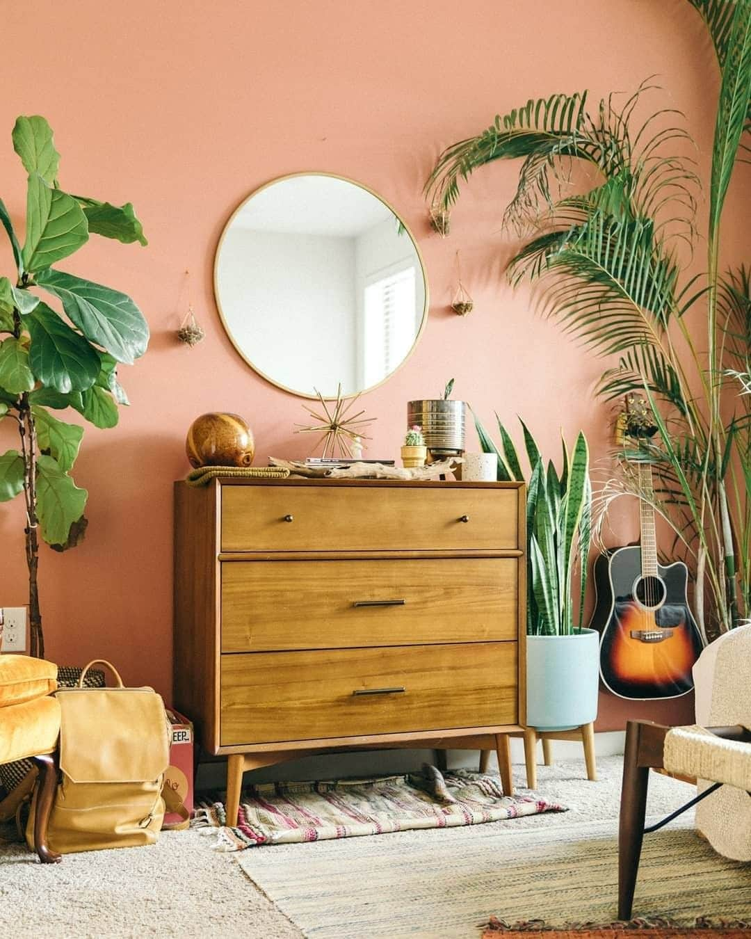 west elmさんのインスタグラム写真 - (west elmInstagram)「It's #FairTradeFriday! @mblakepope brings our @fairtradecertified Mid-Century 3-Drawer Dresser to life with a pink wall and plenty of plants 🌱✨🌿 #fairtrade #thinkpink #indoorjungle #houseplantclub」8月24日 8時11分 - westelm