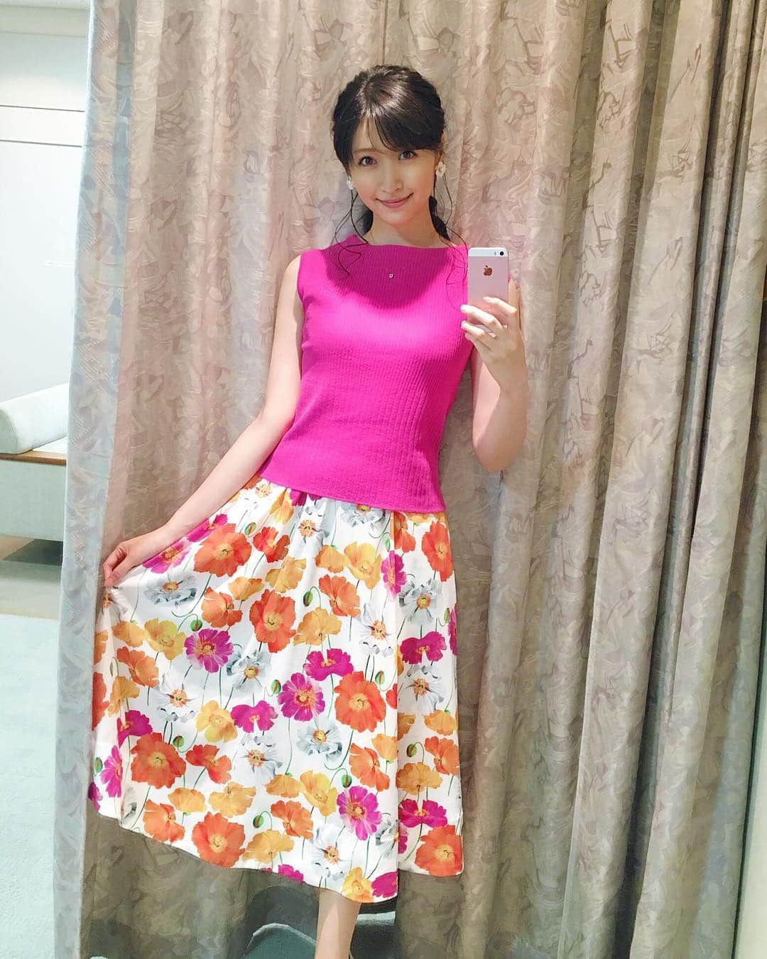 横山ルリカさんのインスタグラム写真 - (横山ルリカInstagram)「. #tops #skirt #Andcouture #ポピー柄  #今日はロケからの #24:00〜 #競馬予想TV!  #ぜひご覧ください」8月24日 8時11分 - rurika_yokoyama_official