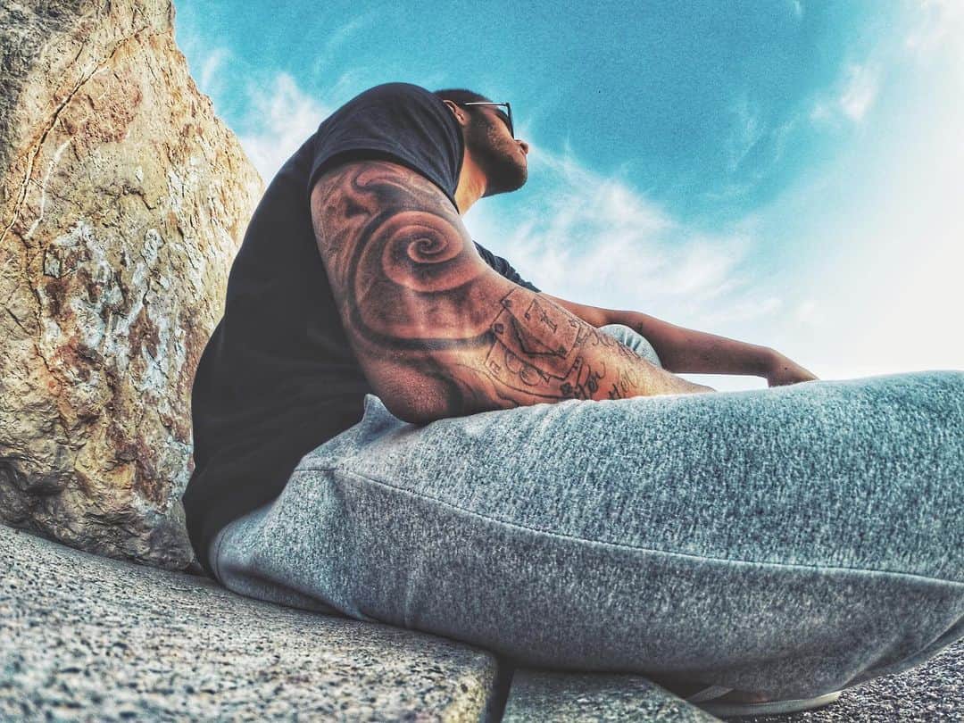 マテウス・サンタナのインスタグラム：「A gente anda inseguro Construindo muros no chão Arquitetando no escuro nossa direção Viver de esperança cansa, eu sei A nossa crença se abalou Mas frases de ódio não vão vingar Chega pra cá pra falar de amor」