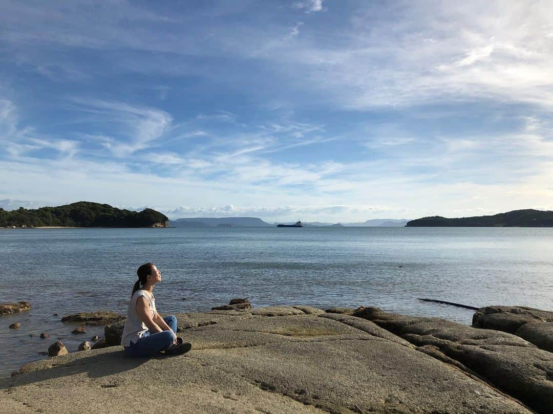 矢野良子さんのインスタグラム写真 - (矢野良子Instagram)「初お盆 実家帰省  今回の旅は甥っ子ちゃんと 初の実家帰省＠お盆  ２日ほど台風で外出が出来なかったけど  少しだけ小豆島に遠征  続き〜 . . . ＊エンジェルロード＊ パワスポでも何でも無いって教えて貰ったけど  太陽のパワーを浴びました （うん。ただの日焼けw）  #小豆島#家族旅行#プチ旅行#お盆帰省#甥っ子#エンジェルロード#ある時間だけ現れる海の道#引き潮#3姉妹#末っ子」8月24日 8時23分 - ryo_yano12