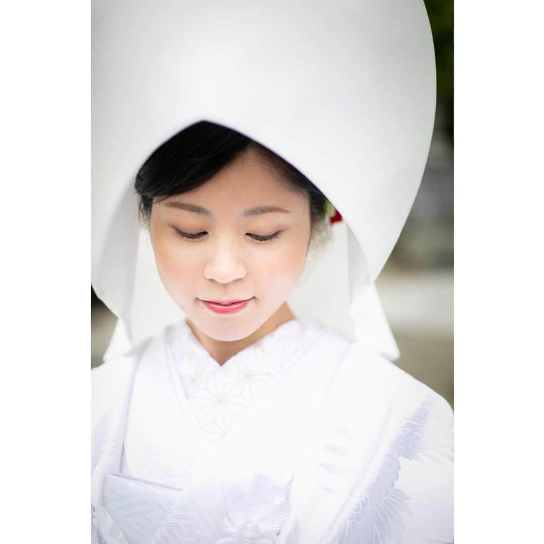 和婚スタイルさんのインスタグラム写真 - (和婚スタイルInstagram)「. 洋髪＋綿帽子。 日本女性のおくゆかしさを印象付け、初々しく上品なイメージに仕上がります.·˖*✩⡱ . @wakonstyle  #和婚スタイル  #神社婚 #和婚 #和装 #色打掛  #白無垢 #角隠し #ウェディングフォト #ブライダルフォト #ロケーションフォト #前撮り #和装ヘアスタイル #神前式 #関西花嫁 #関東花嫁 #九州花嫁 #神前式挙式 #結婚式 #ウェディング #2019春婚 #2019夏婚 #2019秋婚 #2019冬婚 #日本中のプレ花嫁さんと繋がりたい #weddingphotography #洋髪綿帽子 #綿帽子ヘア #綿帽子スタイル」8月24日 8時23分 - wakonstyle