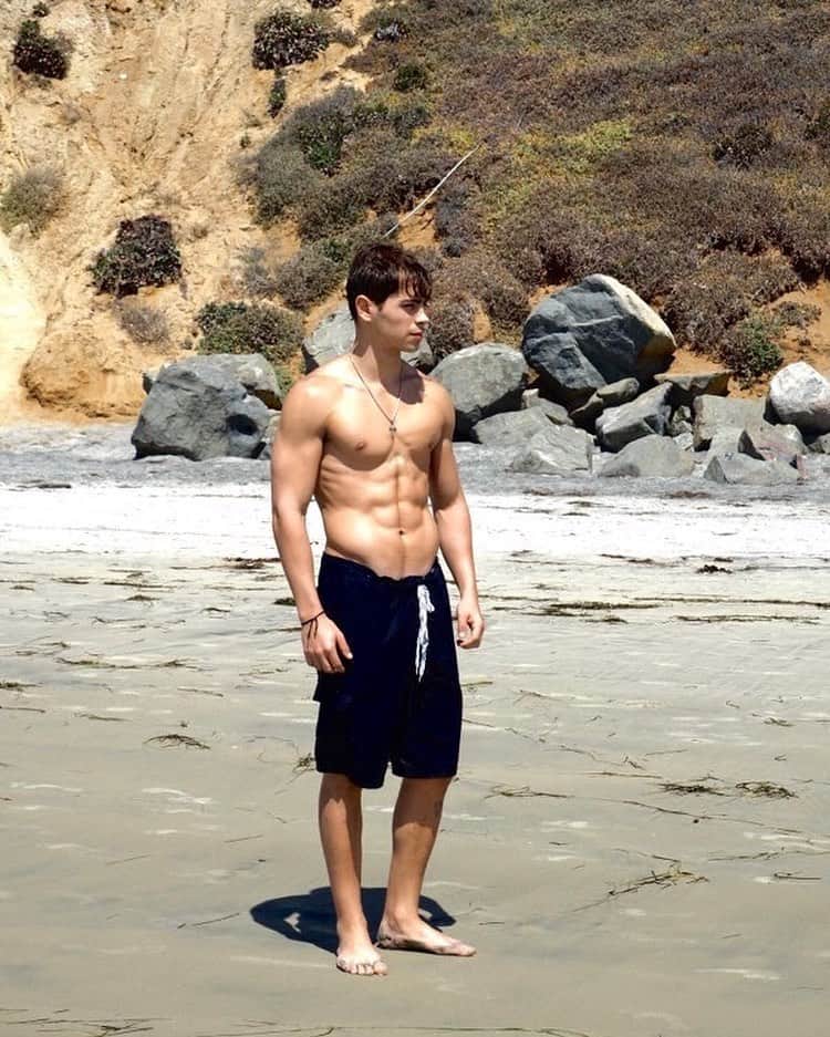 ジェイク・T・オースティンのインスタグラム：「Vamos a la Playa 🌞🏖🏊🏽‍♂️」