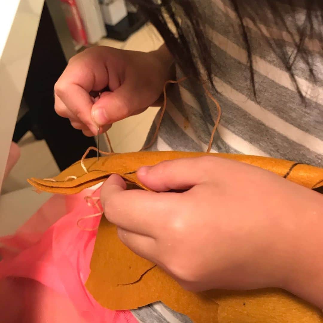 海保知里さんのインスタグラム写真 - (海保知里Instagram)「夏休みの自由工作が完成しました！2枚目のイラストを参考にしてポケモンのイーブイ人形を。はみ出る縫い目はご愛嬌ということで🤣  そんな中なぜか自由工作をもう一つ提出したい娘💦それが貯金箱で夫と一緒に作成中。他の宿題を終わらせてからにしようよ、と母の心の声が漏れてしまう。  #海保知里 #自由工作 #イーブイ  #イーブイ人形 #なぜか私口内炎できた #あとは絵日記もう1枚と読書感想文だ  Japanese school new year starts at April not from September. So kids have tons of homework while summer holiday. And my daughter made Pokemon character Eevee for her summer project:) #eevee #summerhomework」8月24日 8時33分 - chisato_kaiho