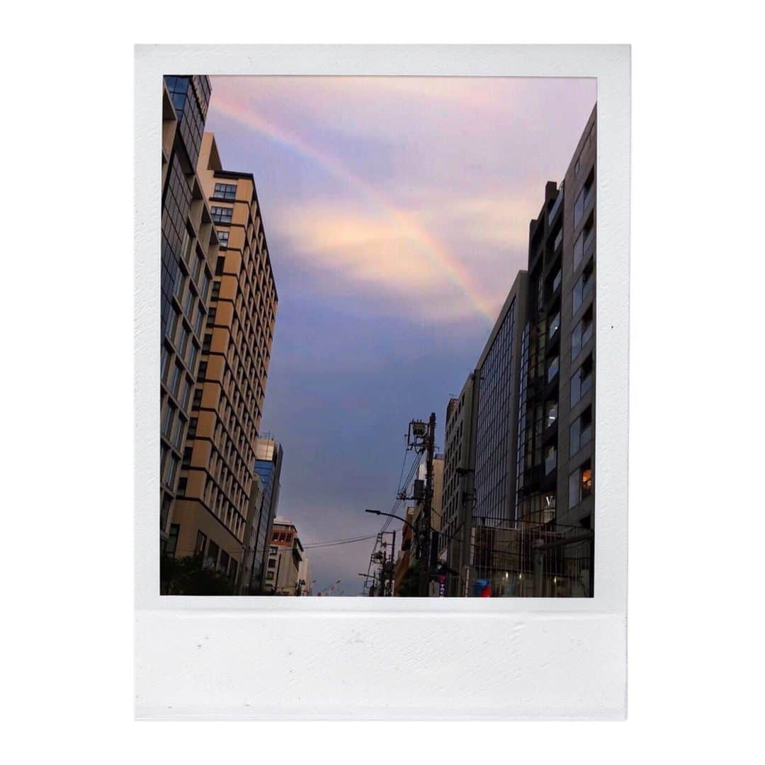 山中美智子さんのインスタグラム写真 - (山中美智子Instagram)「昨日大きな虹がでてたの 💕  東京だと スキマからしか見えないのが残念だけど、久々に大きな虹みれて ラッキー🌴  今日もステキな１日になりますように🌈」8月24日 8時44分 - alexiastam1988