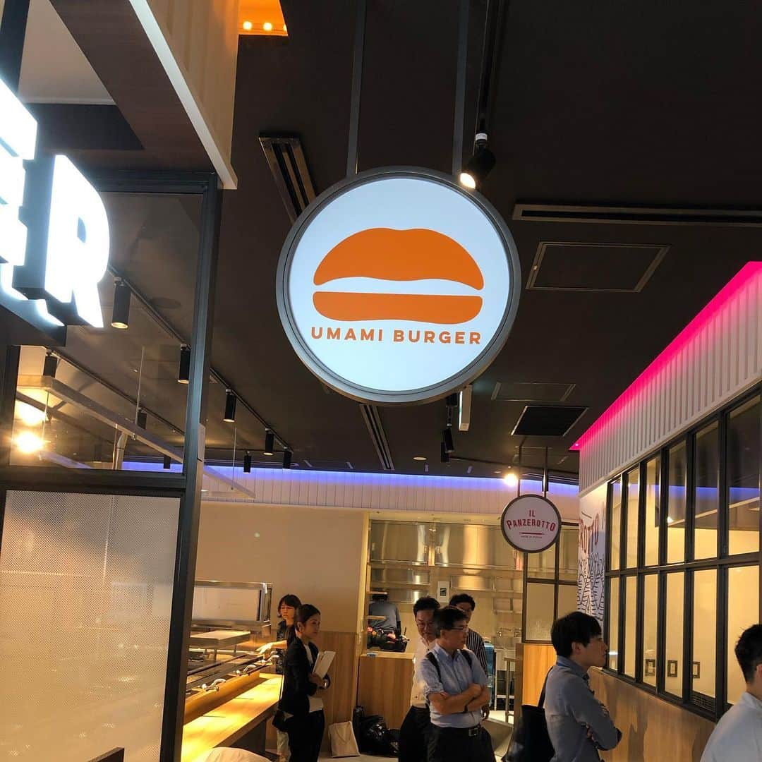 umamiburgerjpnさんのインスタグラム写真 - (umamiburgerjpnInstagram)「シェフが行く！！ 2019.9.2(mon) UMAMI BURGER 大阪新阪急ホテル店 OPEN🍔 . 国内5号店目は関西エリアに初出店です🎵 .  フードコートスタイルのセットメニューで、ご用意しております🍹 定番のウマミバーガーやトリュフバーガーに加え、ここでしか食べれない大阪新阪急ホテル店限定バーガーもございます🍔 . 更に初日は数量限定ノベルティプレゼントもございます✨ . 関西圏の皆さまにもご贔屓頂けるようにしっかり準備します！！ #umamiburgerjpn #umamiburgerjapan #umami #ウマミバーガー #ウマミバーガージャパン #ウマミ #ハンバーガー  #ディナー #ランチ #うめだ阪急  #梅田ランチ  #梅田ディナー  #阪神  #大阪  #大阪グルメ  #umeda  #newopen  #hamburger  #osaka  #kansai  #foodcourt  #umedahankyu」8月24日 8時36分 - umamiburgerjpn