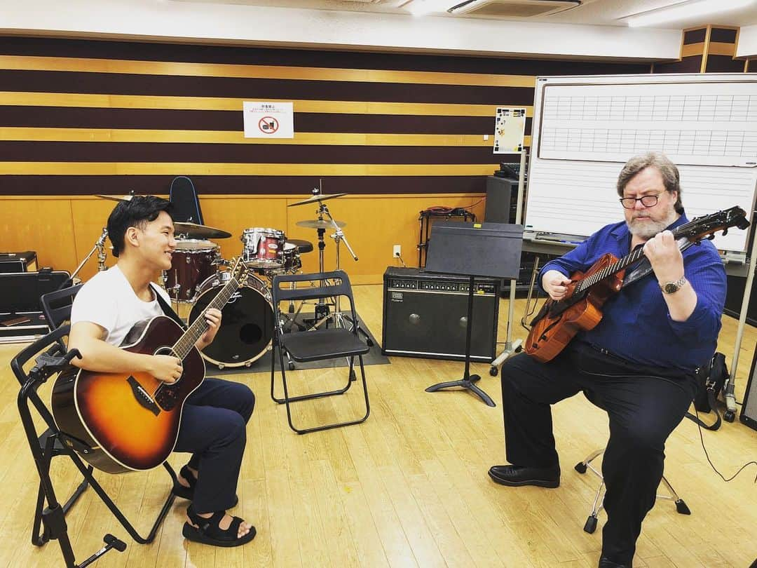 Tokyo School of Music&danceさんのインスタグラム写真 - (Tokyo School of Music&danceInstagram)「8/22(Thu) Berklee College of Music visit to Japan Special Lecture🌈✨ . バークリー音楽大学の先生方がTSMにお越しいただき、 在校生へ向けたスペシャルレッスンを開講いただきました！🎼 . 学生たちにとって、とても刺激をもらった特別講義でした。 ありがとうございました👏✨ . @berkleecollege . ♬*.+゜ #TSM #東京スクールオブミュージック #東京スクールオブミュージックandダンス専門学校 #berklee #berkleecollegeofmusic #バークリー #バークリー音楽大学 #バークリーメソッド #musician #guitarist #vocalist #専門学校 #特別講義 #ミュージシャン」8月24日 8時39分 - tsm_musicdance