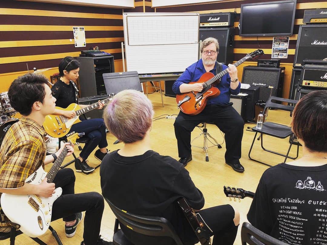 Tokyo School of Music&danceさんのインスタグラム写真 - (Tokyo School of Music&danceInstagram)「8/22(Thu) Berklee College of Music visit to Japan Special Lecture🌈✨ . バークリー音楽大学の先生方がTSMにお越しいただき、 在校生へ向けたスペシャルレッスンを開講いただきました！🎼 . 学生たちにとって、とても刺激をもらった特別講義でした。 ありがとうございました👏✨ . @berkleecollege . ♬*.+゜ #TSM #東京スクールオブミュージック #東京スクールオブミュージックandダンス専門学校 #berklee #berkleecollegeofmusic #バークリー #バークリー音楽大学 #バークリーメソッド #musician #guitarist #vocalist #専門学校 #特別講義 #ミュージシャン」8月24日 8時39分 - tsm_musicdance