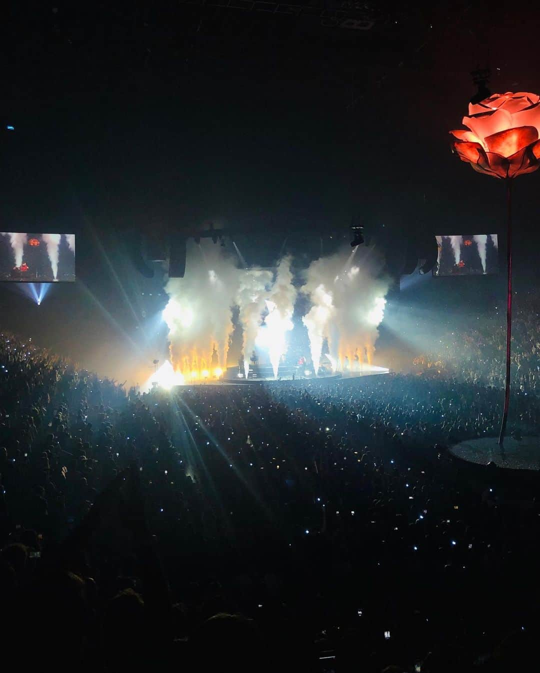 Justine Brasseurさんのインスタグラム写真 - (Justine BrasseurInstagram)「What a show! An evening that I will never forget. Thank you @shawnmendes for bringing so much happiness and love into this world. I feel so grateful to have seen this. You are an amazing human, I love you🖤 (Swipe ➡️, it’s worth it)  #shawnmendes」8月24日 8時52分 - minijuju10