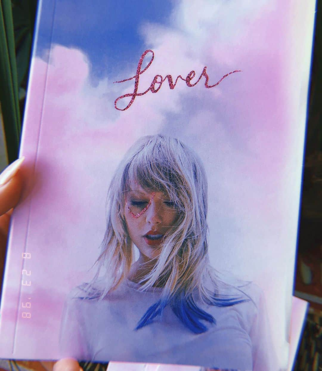 アビゲイル・アンダーソンのインスタグラム：「15 years of knowing you and watching you grow, both as a human and an artist, I can honestly say I’ve never been more proud to call you my friend. I am completely inspired by everything that is you, @taylorswift 💕Congrats, buddy.」