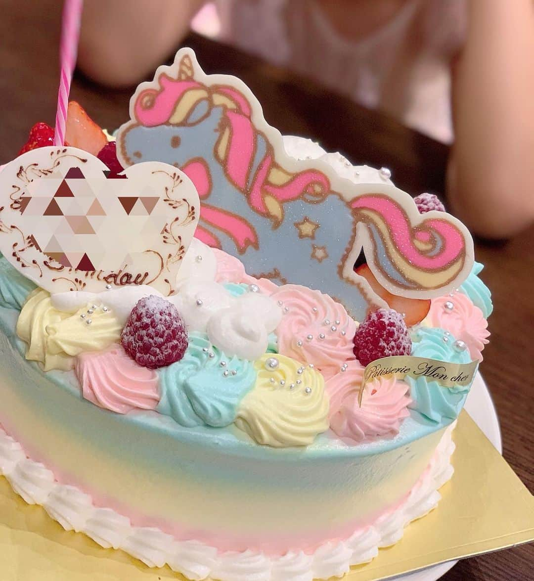 林マオさんのインスタグラム写真 - (林マオInstagram)「娘の誕生日に、 ケーキを作ってもらったんですが、 こんな虹色のケーキ初めて見ました🎂✨ 娘の大好きな🦄ユニコーンをメインに作って欲しいです、とだけお伝えしたのと、予算だけ伝えて…  いざケーキを見てみたら… こんなにステキなケーキでビックリ😍😍❤️ 大人もテンション上がりました😆」8月24日 8時54分 - maohayashi_ytv