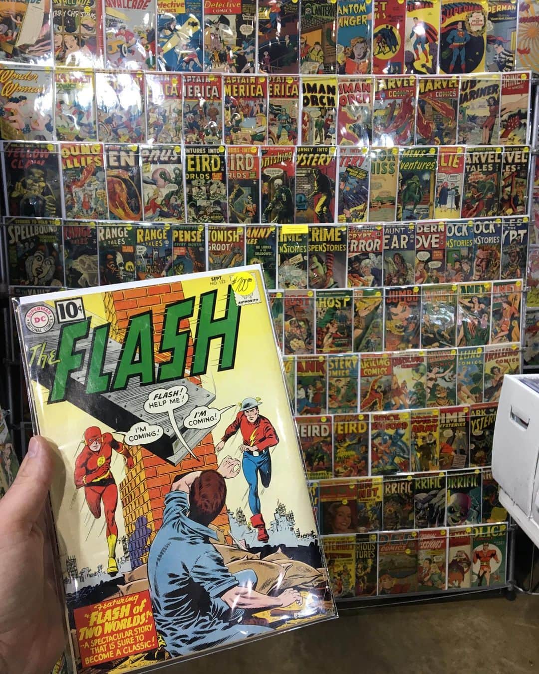 テディ・シアーズのインスタグラム：「Some slick books here at @wizardworld Chicago...」