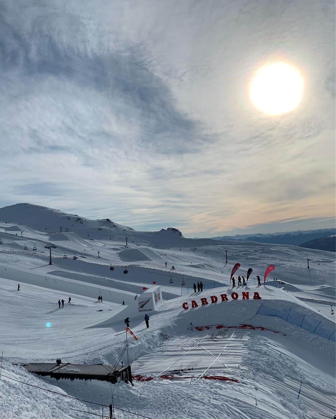 藤森由香さんのインスタグラム写真 - (藤森由香Instagram)「Happy to be back on snow!  I’m in New Zealand, Wanaka.  Watching the big air contest at @cardronanz  Riders are ripping ‼️I wanna hit it too🥺 #burtonsnowboards #cardrona #goretex #ak #travel #summer #辛子色 #」8月24日 9時01分 - yukafujiforest