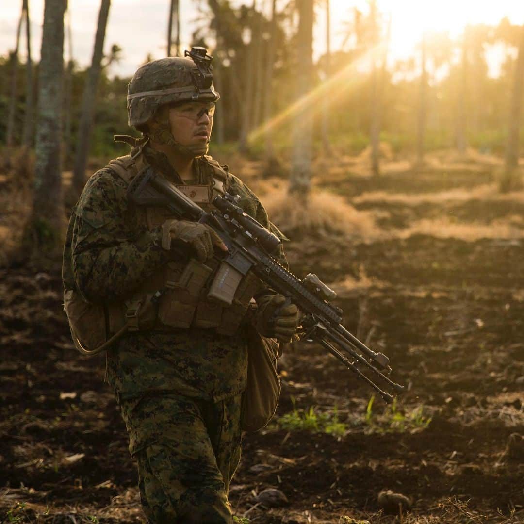 アメリカ海兵隊さんのインスタグラム写真 - (アメリカ海兵隊Instagram)「Under the Sun  Lance Cpl. Phillip Pike, a rifleman with the Ground Combat Element, @MRFDarwin, patrols through a training area as part of Exercise Tafakula, Pea, Tonga.(U.S. Marine Corps photo by Staff Sgt. Jordan Gilbert)  #Marines #USMC #Military #Training」8月24日 9時04分 - marines