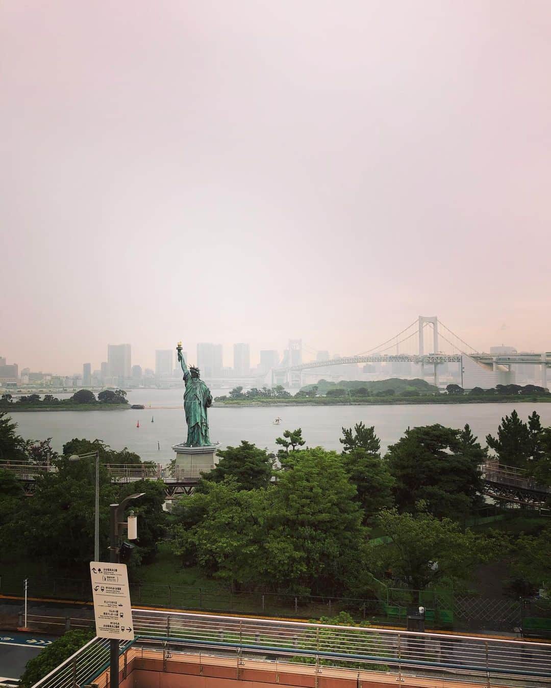 michi のインスタグラム：「ニューヨーク！ならぬトーキョー！  #とんぼ返り #東京 #思ったより涼しい #自由の女神像  #ヤスミン #ヤスミンライブ #9月27日 #BFES」